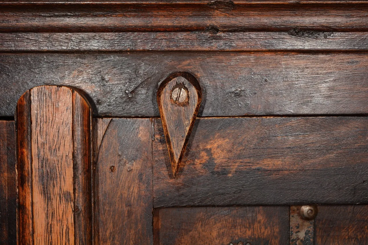 Comment rénover un meuble ancien ? Guide complet pour le restaurer