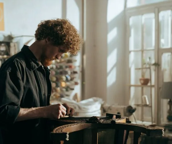 Comment réparer un meuble en bois abîmé