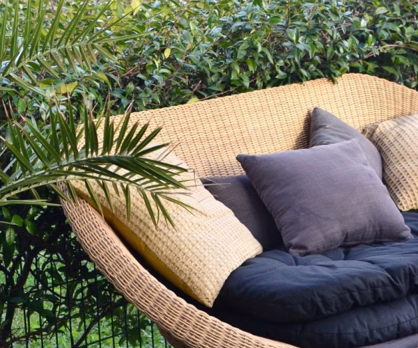 Entretenir sa terrasse en bois en été : ce qu’il faut savoir