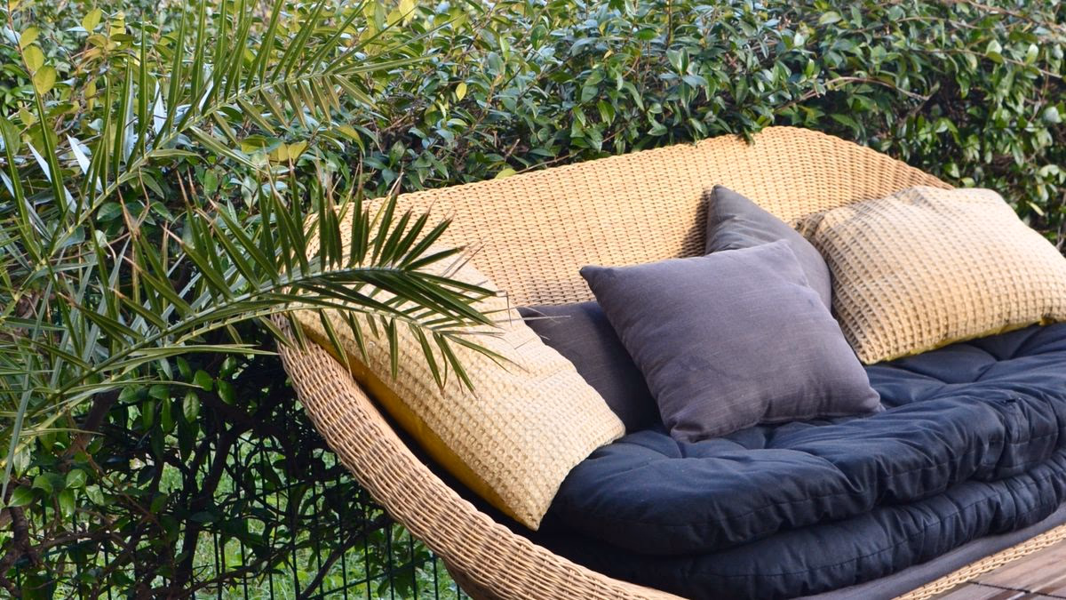Entretenir sa terrasse en bois en été : ce qu’il faut savoir