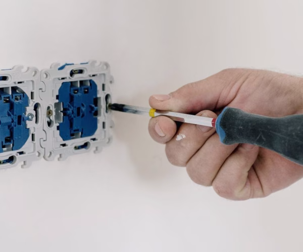 Réparer soi-même une prise électrique : guide sécurité