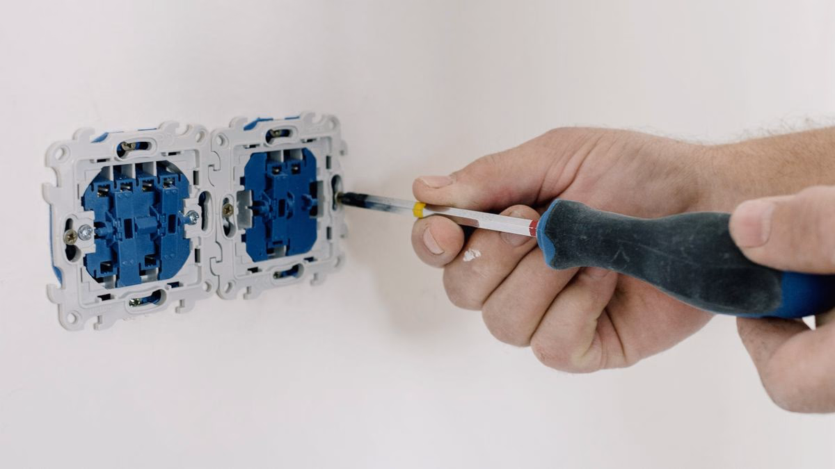 Réparer soi-même une prise électrique : guide sécurité