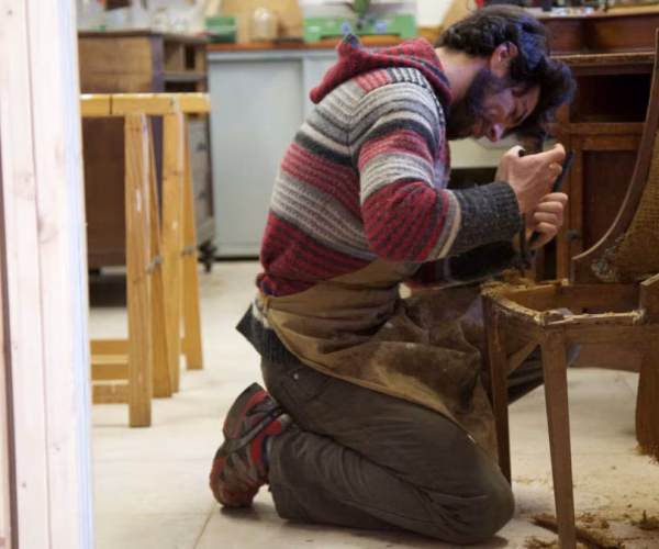 Guide complet rénover meuble bois : techniques astuces