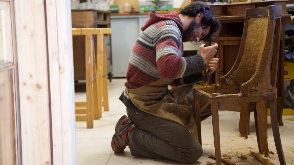 Guide complet rénover meuble bois : techniques astuces
